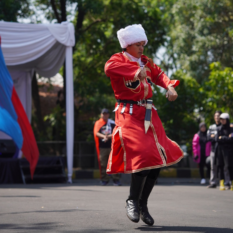 Tarian Lezginka oleh Mahasiswa Prodi Sastra Rusia Unpad